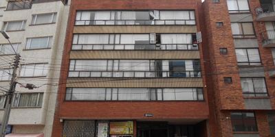 Ofrecemos apto tipo Loft en segundo piso, con buenos acabados. Al ingresar nos encontramos con el baño con división en acrílico, seguido de la zona social abierta donde esta la cocina y alcoba. Edificio con buenas condiciones de seguridad, Cercano a zonas universitarias, comerciales y financieras del sector, por su ubicación es de fácil acceso vehicular cuenta con principales vías como la Cra 13 la cra 7 y las calles 57 y 53.