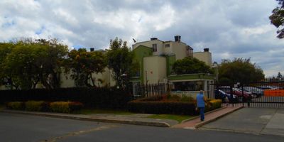 En el corazón de la ciudad se encuentra esta encantadora casa en venta. Con 3 habitaciones, 2 baños y 74 metros cuadrados, ofrece un espacio acogedor y funcional para toda la familia. El diseño moderno y los acabados de alta calidad crean un ambiente elegante y confortable. Además, cuenta con 1 parqueadero para mayor comodidad. Por un valor de $350,000,000, esta propiedad es una oportunidad única para aquellos que buscan un hogar lleno de estilo y comodidades. ¡No pierdas la oportunidad de hacer de esta casa tu nuevo hogar!