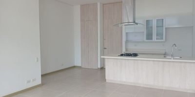 Apartamento en arriendo en unidad cerrada ubicada en un entorno muy natural y tranquilo, cerca servicios complementarios como centros de salud, instituciones educativas, centros comerciales, iglesias y servicios complementarios del sector. Cuenta con piso en porcelanato y madera laminada, sala comedor, 3 alcobas con baño en cada una y vestier en la principal, baño social, cocina integral abierta tipo americano, cuarto útil, zona de ropas balcón y  parqueaderos lineales cubiertos . Conjunto cerrado con ascensor, zonas sociales muy completas que incluyen piscina, gimnasio, salón social, sauna, turco, parques infantiles, placa polideportiva, zonas verdes, vigilancia y portería 24 horas y circuito cerrado de tv.    Inmueble sujeto a verificación de disponibilidad.
