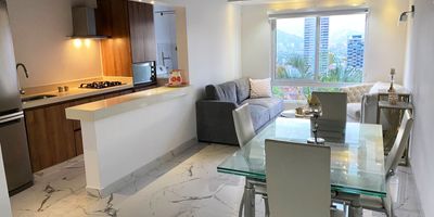 Apartamento AMOBLADO en arriendo en unidad cerrada, con fácil acceso a la vía principal, cerca a centros comerciales, supermercados, restaurantes, servicio público de transporte y  servicios complementarios del sector. Cuenta con piso en porcelanato y madera, puerta de seguridad, sala y comedor independientes, estudio, 3 alcobas con closet en cada una y baño en la principal, baño social, cocina integral abierta tipo americano, zona de ropas, balcón y parqueadero independiente cubierto . Conjunto cerrado sin ascensor, zonas verdes, cuenta con vigilancia y portería 24 horas, citofonia y circuito cerrado de tv.  Inmueble sujeto a verificación de disponibilidad.
