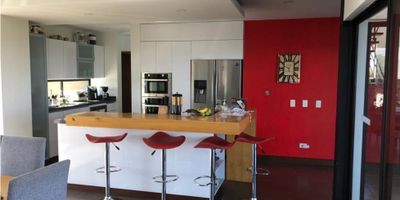 Esta espectacular casa ubicada en uno de los sectores mas exclusivos y seguros de la ciudad. Con 4 habitaciones, 4 baños, una sala amplia y una cocina moderna, alcoba mas baño del servicio, 6 parqueaderos mas un cuarto util. Cerca al colegio san jose y al carulla, unidad con vigilancia las 24 horas, citofonia, gimnasio, salon social, sauna, turco y zonas verdes.
