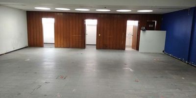 Se vende amplia oficina/bodega de aproximadamente 178 mts2;

Primer piso, cuenta con amplio espacio, baño y area para cocina/cafeteria. 

Excelente ubicación, sobre una avenida principal (Av. Ciudad de Lima), cerca a la Cinemateca de Bogotá y estación de transmilenio las aguas. 
