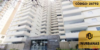 CÓDIGO INTERNO: 26792 - CANON INCLUYE ADMINISTRACIÓN. APARTAMENTO CONSTA DE 3 ALCOBAS, 5 BAÑOS, ALCOBA DE SERVICIO, BAÑO SOCIAL, SALA COMEDOR, ESTUDIO, ESTAR DE TV, PUNTO DE CONEXIÓN PARA AIRES, ESTUFA A GAS, CALENTADOR A GAS, COCINA INTEGRAL TIPO AMERICANA, ZONA DE ROPAS, BALCÓN, PISO DE PORCELANATO Y CIELO RASO DRYWALL. EL CONJUNTO CUENTA CON VIGILANCIA 24H, GARAJE CUBIERTO, ASCENSOR, CITÓFONO, PARQUE INFANTIL, PISCINA, GIMNASIO, SALÓN DE REUNIONES, ZONA BBQ Y TEATRINO. SE ENCUENTRA UBICADO CERCA DE VÍAS PRINCIPALES, PARQUES, COLEGIOS, UNIVERSIDADES, SUPERMERCADOS, TRANSPORTE PÚBLICO E IGLESIAS.