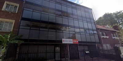 Excelente inmueble, que ofrece espacios abiertos en cuatro pisos, apto para diferentes tipos de actividades comerciales, se destaca por su amplitud y funcionalidad cuenta con cuatro amplios salones en cada nivel en el quinto piso un espacio para ser adaptado como oficinas o bodega ,en el primer nivel cuenta con 12 Baños para damas y 12 Baños para  caballeros. Los pisos laminados , escaleras amplias. Excelente vista y luz natural , cerca de zona verde y con muy servicio de transporte,  estación de Transmilenio Calle 26 y diversas rutas del SITP.

