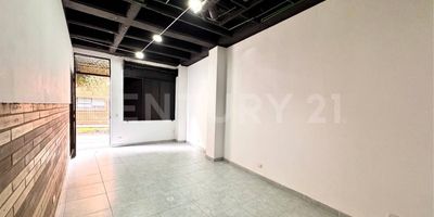 local comercial nuevo de 30 m², con espacio completamente abierto en un solo nivel, diseño moderno y versátil, piso en cerámica clara y un baño amplio con área de almacenamiento. Cuenta con techos de estilo industrial con tuberías expuestas y luces empotradas, además de una fachada con puerta enrollable metálica que brinda seguridad y excelente visibilidad. Ubicado estratégicamente sobre la Carrera 4, a una cuadra de la Superfinanciera, en La Candelaria, una de las zonas más turísticas y comerciales de Bogotá, con alto tráfico peatonal y vehicular. Ideal para negocios que buscan visibilidad y gran afluencia de clientes en un sector histórico y dinámico.