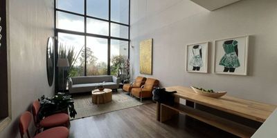 Ofrecemos para la venta o arriendo un apartamento en Rosales, ubicado en el noveno piso con una impresionante vista a la ciudad. Este apartamento cuenta con dos habitaciones cada una con baño, ideal para quienes buscan un espacio cómodo y moderno. La cocina abierta es perfecta para disfrutar del arte culinario, y además cuenta con un agradable balcón y una cómoda terraza para tus momentos de relax.

El edificio ofrece una serie de comodidades que incluyen seguridad las 24 horas, planta eléctrica total, teatrino y un fabuloso clubhouse. Los más pequeños podrán disfrutar de juegos infantiles, mientras que los adultos tienen a su disposición un salón comunal, sauna y salón de juegos. Además,  cuenta con 4  parqueaderos.

No pierdas esta oportunidad única. ¡Pide tu visita ya para conocer más detalles de este magnífico apartamento!