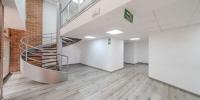 Espectacular local u oficina ubicada en el corazón del Centro Internacional a pocos pasos de Torre Atrio y del Museo Nacional. Con excelentes vías de acceso como la Carrera 13, la Calle 26 y la Caracas. El inmueble se encuentra en primer piso y está distribuido en dos niveles, el primer nivel cuenta con 155 metros y el segundo con 117 metros. Cuenta con planta de suplencia total y con 3 parqueaderos.