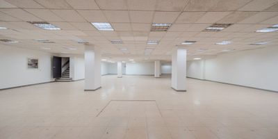 Local en arriendo en La Candelaria, Bogotá – Avenida Jiménez

Amplio local comercial de tres niveles, ubicado estratégicamente sobre la Avenida Jiménez y el Eje Ambiental, una de las zonas de mayor circulación peatonal y vehicular del centro de Bogotá.

El inmueble cuenta con un área total construida de ochocientos sesenta y siete metros cuadrados, distribuidos de la siguiente forma:

Sótano de trescientos un metros cuadrados

Primer piso de trescientos veintitrés metros cuadrados con vista a la Avenida Jiménez

Segundo piso de doscientos cuarenta metros cuadrados

Cuenta con cinco baños, ocho parqueaderos y amplios espacios ideales para remodelación o adecuación según el tipo de negocio.

Por su ubicación y distribución, es ideal para una entidad financiera, oficina de atención al público, sede institucional o marca que requiera alto flujo de personas y visibilidad en el centro de la ciudad.