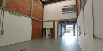 Bodega en arriendo, con 174 metros cuadrados, 4 baños y área de oficinas en un importante parque industrial, por el aeropuerto de Rionegro, esta bodega tiene todo lo que tú buscas y tu empresa. En Umbral tenemos las mejores opciones para ti.