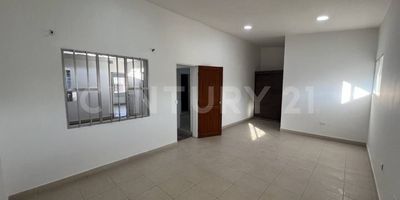 Ubicado en una excelente zona comercial, industrial y educativa, este amplio local en segundo piso te ofrece todo lo que necesita tu empresa. Con espacios ideales para oficina o instituto educativo, auditorio para reuniones y cómodas zonas de circulación, además de un amplio parqueadero para tu comodidad y la de tus clientes.