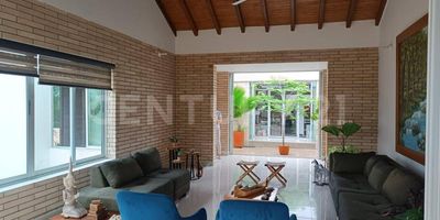 ¡Vivir en el paraíso si es posible! en Parcelación Uberaba está la casa campestre de tus sueños, con mas de 2.000 metros cuadrados de zonas verdes, frutales, casita de juegos, parque infantil, 6 metros de casa para perros y más de 300 metros de construcción para disfrutar de sus amplios y acogedores espacios, hacen de esta casa el hogar perfecto para tu familia.