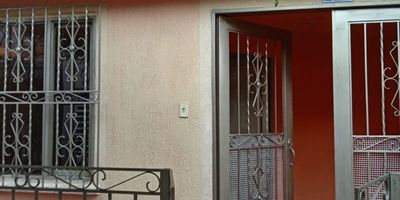 ¡Oportunidad de vivienda en el Barrio Jorge Eliecer Gaitán!
Se vende hermosa casa de dos pisos, ubicada en una zona tranquila y de excelente proyección dentro de la unidad de planificación urbana Río Cauca. Su acceso por vía peatonal en la Carrera 6B ofrece seguridad y comodidad, además de estar cerca de comercio, transporte y servicios esenciales.
En el primer piso encontrarás un acogedor antejardín, sala, comedor, cocina, baño social, zona de oficios y un amplio patio posterior.
En el segundo piso, la vivienda cuenta con un iluminado star, balcón, baño de alcobas, dos habitaciones auxiliares con closet y una amplia habitación principal con baño privado.
Esta propiedad se destaca por su distribución funcional, ambientes confortables y excelente iluminación natural. Es ideal para familias que buscan comodidad y tranquilidad, así como para quienes desean invertir en una zona en crecimiento.
¡No dejes pasar esta oportunidad!
Contáctanos para más información o para agendar una visita.