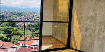  Oficina en renta, ubicada en prestigiosos sector de la ciudad. Con un área de 22 mts2, baño, Parqueadero y cuarto útil. Contactamos para mas Información