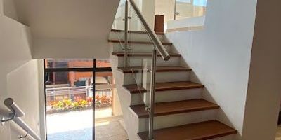 Espectacular casa disponible para la Venta, ubicada en el conjunto residencial Bosques de Cantabria, sector Unicentro, cuenta con 180mts2, 5 niveles, 3 habitaciones, 3 baños, sala comedor, cocina integral, estudio, terraza y parqueadero.
Para mayor información contáctanos... Castellón Inmobiliaria.