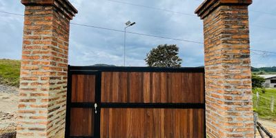 Lote en Venta en Parcelación La Palmichala, Cisneros, Antioquia
Oportunidad única para adquirir un lote de 3,500 m² con una impresionante vista panorámica de 360° de paisajes naturales. El terreno cuenta con una explanación de 450 m², ideal para construir la casa de tus sueños. Se encuentra a solo 80 minutos de Medellín, gracias a la nueva vía del Nus.
Una sección del terreno es perfecta para desarrollar un proyecto de glamping, ofreciendo vistas excepcionales y únicas.
El lote incluye pozo séptico, tanque de agua y un año completo de administración, con un costo actual de $125,000 mensuales.
¡No pierdas esta oportunidad de vivir en un entorno tranquilo y rodeado de belleza natural!