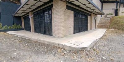 Este amplio local para alquiler se encuentra ubicado en una zona estratégica de la ciudad, específicamente en Abreo. El área total del terreno es de 110.0 metros cuadrados, con una construcción y área privada del mismo tamaño, brindando suficiente espacio para adaptarlo a cualquier tipo de negocio.

Cuenta con un solo espacio, ideal como oficina o espacio de almacenamiento, y dos baños para mayor comodidad de tus empleados y clientes. Además, dispone de cinco garajes, lo que facilita el acceso y la movilidad de vehículos.

Su ubicación en un acceso pavimentado lo hace más atractivo para quienes buscan un espacio comercial de fácil acceso y su diseño incluye la posibilidad de adaptar una zona de barbacoa o parrilla, perfecto para atraer a más clientes durante eventos y celebraciones.

Su entorno campestre brinda un ambiente tranquilo y agradable, ideal para comercios que buscan una sensación de armonía y bienestar. Al mismo tiempo, su ubicación en una zona comercial ofrece una gran ventaja, ya que atraerá a una gran afluencia de personas y potenciales clientes.

Este local también está adaptado para personas con discapacidad, con un acceso adecuado y cómodo para aquellos que requieren una atención especial. Sin duda, una excelente opción para emprendedores que buscan un espacio versátil, con una excelente ubicación y todas las comodidades necesarias para hacer crecer su negocio.

¡No pierdas esta oportunidad y agenda una visita para conocer personalmente este increíble local en alquiler! Contáctanos ahora mismo y descubre todas las posibilidades que ofrece este inmueble en la mejor ubicación de la ciudad.Incluído dentro del canon el IVA.