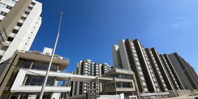 Excelente apartamento AMOBLADO de 2 alcobas 2 baños ,exclusivo sector del nuevo corredor universitario donde se desarrolla el municipios de puerto Colombia De ambiente fresco luz natural durante el día con espacios amplios dedicado para la familia. Cuenta con concina integral con mesón en acero, sala comedor, baños amplios, hall de alcoba área, de labores, . El conjunto ofrece piscina, gimnasio, salón social, parque infantil, amplias zonas verde