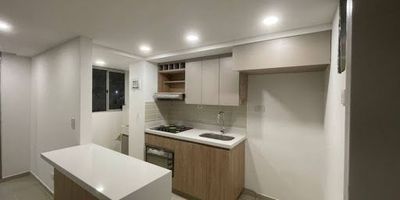 Apartamento en venta, Rionegro. Con una amplia área construida de 54 M2, este apartamento cuenta con un diseño moderno y funcional, que incluye 2 acogedoras alcobas y con 2 baños totalmente terminados, uno de ellos en la habitación principal, para mayor privacidad y comodidad. En cuanto a su ubicación, este inmueble cuenta con una excelente conexión al transporte público cercano, así como a colegios y universidades de la ciudad. Para aquellos amantes del ejercicio, el edificio cuenta con un gimnasio equipado, perfecto para mantenerse en forma sin salir de casa. No pierdas esta oportunidad de vivir en un lugar privilegiado de Rionegro, con todas las comodidades y servicios al alcance de tu mano. Contáctanos y agenda una visita para conocer más sobre este espectacular apartamento. ¡No te arrepentirás!