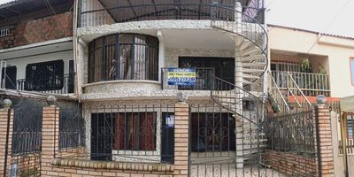 ¡Gran oportunidad! Se vende casa de 3 niveles en el barrio San Carlos, con 500 m² construidos, ideal para familias o inversión. Ubicada en una zona comercial y residencial de alta valorización, ofrece fácil acceso a transporte público, supermercados, colegios y parques. Su diseño versátil permite adaptarla a distintas necesidades, con amplios espacios iluminados y áreas al aire libre. En el primer nivel, encontrará 2 habitaciones, 2 baños, sala, comedor, cocina y antejardín. El segundo nivel cuenta con 3 habitaciones, 2 baños, sala, comedor, cocina semi integral y zona de lavado. En el tercer nivel, dispone de 3 habitaciones, 2 baños, zona de lavado y una amplia terraza con vista panorámica. No pierda esta oportunidad única. Precio Negociable. para mas información 315 474 77 45.