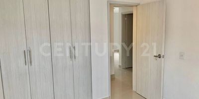 Este espectacular apartamento remodelado se encuentra en el tercer piso (sin ascensor) y cuenta con acabados modernos que brindan comodidad y estilo. Su ubicación es inmejorable: está situado cerca del Parque del Ingenio, sobre la reconocida vía Pasoancho en Cali, Colombia, una zona de alta valorización y con fácil acceso a transporte, comercios y zonas recreativas.

El apartamento destaca por sus amplios espacios iluminados, cocina integral con diseño contemporáneo, habitaciones confortables y baños con elegantes acabados. Ideal para quienes buscan un lugar moderno y bien ubicado. Cuenta con parqueadero propio, vigilancia 24/7, piscina y salón social.
