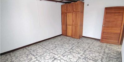 Este amplio y luminoso local se encuentra disponible para alquiler en una ubicación estratégica de la ciudad de bello - niquia . Con un área de terreno de 270 metros cuadrados, un área construida de 270 metros cuadrados y un área privada de 270 metros cuadrados, este inmueble ofrece todo el espacio necesario para tu negocio.

Cuenta con 3 cómodas alcobas y 4 baños completos, llenos de luz natural y con una distribución inteligente que maximiza el espacio disponible. Además, dispone de un garaje, lo que te brinda la comodidad de poder estacionar tu vehículo de manera segura y sin preocupaciones.

En cuanto a sus características internas, este local cuenta con los servicios básicos de agua y electricidad, así como con un baño auxiliar y un baño en la habitación principal, para mayor privacidad y comodidad. También se encuentra equipado con clósets, doble ventana y ha sido completamente reformado, ofreciendo un espacio moderno y funcional.

Dentro de sus características externas, este local ofrece un acceso pavimentado que facilita la llegada tanto de clientes como de proveedores. Además, su ubicación cerca de la zona urbana y de colegios/universidades lo hace ideal para una gran variedad de negocios.

Su ubicación privilegiada también te brinda la ventaja de tener parqueadero para visitantes, así como parques cercanos y facilidad de acceso a transporte público, lo que incrementa el flujo de potenciales clientes.

La zona comercial en la que se encuentra este local es una de las más movidas y con mayor auge de la ciudad, lo que te garantiza una amplia variedad de clientes potenciales. Además, también podrás disfrutar de una zona infantil, residencial y deportiva en los alrededores, así como de amplias zonas verdes para un respiro de tranquilidad durante tu jornada laboral.

En resumen, este local en alquiler es una oportunidad única para establecer tu negocio en una ubicación privilegiada, con todas las características necesarias para 