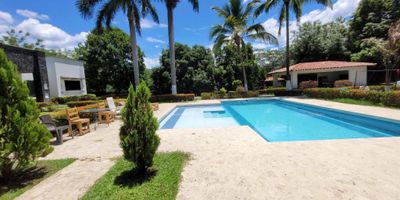 Unidad cerrada, 3.200 mts2 de terreno con casa de unos 500 mts2 aproximadamente, 4 habitaciones inmensas con baño, mas quiosco grande con billar, piscina, jacuzzi grande, sauna -turco, cancha de fútbol, zona bbq, en total construido unos 750 mts2, finca muy moderna y muy bonita ubicada a unas 8 cuadras del parque.