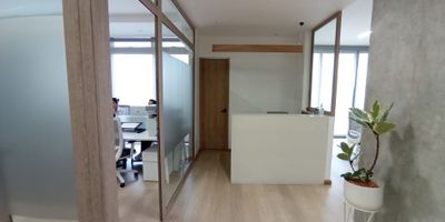 Te presentamos esta propiedad tipo oficina ubicada en el Centro Logístico del Café Cerritos en la zona de Galicia Pereira. El área de oficinas tiene un total de 167.7 mts2, con aire acondicionado en todos los espacios, recepción, cocineta, sala de juntas, oficinas auxiliares divididas en módulos con capacidad para 30 puestos de trabajo, módulo de impresión, salón de lokers x 24, screen en ventanas, muebles de almacenamiento, excelente iluminación y ventilación natural, oficinas principales o de gerencia, también cuenta con 23.25 mts2 en un cuarto útil o deposito y 61.1 mts2 distribuidos en seis parqueaderos en sótano. El Centro Logístico cuenta con ascensor, baños y cocineta en cada piso, salas de juntas incluidos en los servicios administrativos previamente programadas, coworking, cafetería en la terraza con espacios abiertos y salas de espera.

Esta locación es especial para empresas de alto perfil internacional.
