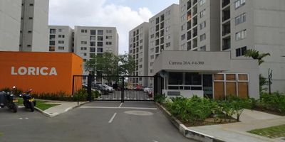 Ubicado en un primer piso. Consta de sala- comedor, balcón, cocina integral, zona de oficios, baño social, espacio para estudio o zona de tv, 2 habitaciones la principal con Vestier y baño privado. El conjunto cuenta también con piscina para adultos y niños, amplio salón social, juegos para niños, zona de mascotas, ascensor, portería.  Comunícate con nosotros y con gusto agendamos una cita. DISPONIBILIDAD AL 5 DE NOVIEMBRE.