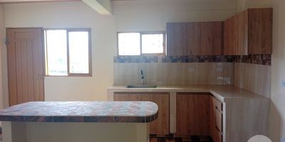 Se arrienda hermosa casa campestre en la vía San Feliz, cuenta con 3 habitaciones, cada una con su respectivo closet, 2 baños cabinados, una cocina semi integral, patio amplio al aire libre, terraza, chimenea y garaje.A solo 50 metros de la carretera principal, frente a las bodegas de COLANTA, que cuentan con un mall que incluye restaurante, tienda agrícola y tienda de lácteos. Además, está a solo 30 minutos de Bello y 10 minutos de San Pedro de los Milagros. En las cercanías podrás encontrar tiendas D1, colegios como la Concentración Educativa La Unión, Ovejas y El Tambo, así como el estadero Ricolandia.También cuenta con varias opciones de transporte, como Bellanita, Expreso Belmira y Copetransa.Para mas información no dudes en contactarnos