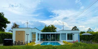 Hermosa y moderna casa campestre, amplia, iluminada de forma natural y fresca, con 5 habitaciones y 5 baños modernos. La sala - comedor y la cocina integral están dispuestas alrededor de un hermoso jardín interior. Además, cuenta con piscina y jardín exterior.

La propiedad tiene videoportero y es una casa independiente, ubicada en una zona de recreo, a solo 30 minutos de Manizales.

Propietario recibe permuta hasta $400 millones de apartamento en estrato 5 o 6, el resto en efectivo. 
