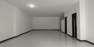 Local amplio y bien ubicado en el sector Andalucia de Envigado, sobre la Av. Poblado, con excelente visibilidad y facil acceso. A pocos pasos del parque principal, donde encontraras una gran variedad de comercio y entidades financieras. Ademas, cuenta con cercania a supermercados, iglesia y transporte publico. A solo 5 minutos del Centro Comercial Viva Envigado y la estacion del metro, ofreciendo una ubicacion estrategica para potenciar tu negocio.