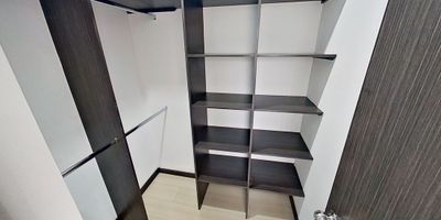 El propietario garantiza la tradición y los documentos del inmueble

¿Te Interesa? Agendemos una cita.
¿Cree que es la que buscaba? Haga una oferta, el precio es un poco negociable.