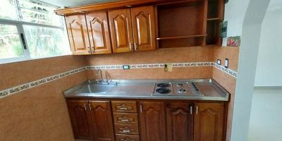 Apartamento segundo piso, vista al parque, excelente iluminación natural, con sala comedor, cocina integral y zona de lavandería, tres alcobas, un baño con división en vidrio templado, piso en cerámica, parqueadero comunal. Ubicado cerca de la autopista y del colegio mayor de Copacabana.
