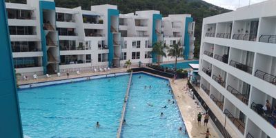 Apartamento vacacional para venta en San Jerónimo Antioquia, con una área de 78 metros aprox, cuenta con 2 alcobas, 2 baños, sala comedor, cocina grande abierta, balcón amplio, parqueadero privado, cuarto útil, unidad cerrada, portería 24 horas, sendero, piscinas, salón social, placa polideportiva, circuito cerrado. Muy cerca al éxito.
Se puede rentar por plataformas.