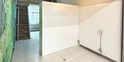 Local comercial en el centro comercial City Plaza, ubicado en la Loma del Escobero, Envigado. Este espacio cuenta con excelente ubicacion y facil acceso a transporte publico. Rodeado de servicios como supermercados, entidades financieras, hospital e iglesia, ademas de una amplia variedad de comercios en el mismo centro comercial. Ideal para potenciar tu negocio en un lugar estrategico y de alta concurrencia. Un espacio que combina comodidad y visibilidad!