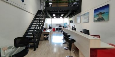 Local comercial ubicado en el centro comercial City Plaza, en la Loma del Escobero, Envigado, un lugar estrategico y muy concurrido. Este espacio ofrece facil acceso a transporte publico y esta rodeado de servicios esenciales como supermercados, entidades financieras, hospital e iglesia. Ademas, cuenta con una gran variedad de comercios en el mismo centro comercial. Es el lugar perfecto para impulsar tu negocio con comodidad, visibilidad y todo al alcance.