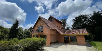 Casa campestre para la venta con vista panorámica a la represa, sector Fizebad- Retiro. Ubicada en una exclusiva parcelación en El Retiro, Antioquia. Esta propiedad tiene un área total de 12,080 m², rodeada de una reserva natural que asegura privacidad y conexión directa con la naturaleza.
La casa principal, con 328 m² de construcción, se ofrece completamente amoblada y equipada con electrodomésticos nuevos de marcas reconocidas como Spring y Mabe, lo que garantiza la máxima calidad. Los amplios y cómodos espacios están distribuidos en dos niveles: en el primer nivel encontrarás toda la zona social, diseñada para disfrutar de reuniones y momentos familiares, mientras que en el segundo nivel se encuentran las habitaciones, incluyendo una mansarda. Desde la alcoba principal podrás disfrutar de una vista espectacular, haciendo de cada despertar una experiencia única.
Además, la propiedad incluye una casa auxiliar totalmente equipada, ideal para recibir huéspedes o generar ingresos a través de rentas cortas, ofreciendo privacidad y comodidad adicional.
La zona de entretenimiento es otro de los grandes atractivos de esta propiedad, con un jacuzzi y un área de BBQ, perfectos para disfrutar de reuniones al aire libre con amigos y familia, creando recuerdos inolvidables.
Ubicada en una de las zonas más exclusivas de El Retiro, cerca del Club Fizebad y con fácil acceso al Colegio Vermont, esta esta propiedad combina tranquilidad, seguridad y una excelente ubicación.