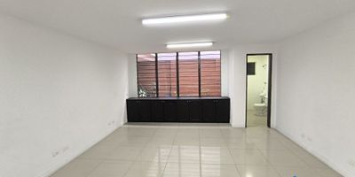 Venta Medellín Oficina Centro, estrato comercial la playa, piso 2, con un área de 36.33 m2, espacio abierto, piso en cerámica, baños comunes de hombres y mujeres, ascensor, portería. Buen transporte público, cerca del parque berrio y estación san antonio del metro.