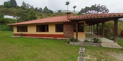 Casa campestre en ARRIENDO de 4 habitaciones - todas con closet, 3 baños completos y 1 baño social, sala con chimenea, comedor, cocina integral, zona de ropas independiente, deck y corredor amplio.