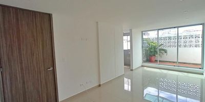 Descubre este moderno apartamento en Arriendo/Venta con 2 habitaciones, 2 baños y 1 parqueadero. Con cocina integral, gas natural, piso en porcelanato y terraza con vista exterior. Ubicado en zona residencial con fácil acceso a supermercados y transporte público. Disfruta de ascensor, portería 24*7, salas de reuniones y parqueadero visitantes. ¡No pierdas esta oportunidad! Contáctanos para más información.