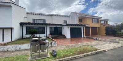 VENDO hermosa casa tradicional con antejardín, ubicada en un barrio con amplias zonas verdes y espacios públicos generosos, cerca del Humedal Córdoba, ideal para quienes buscan tranquilidad y contacto con la naturaleza. Consta de dos pisos: en el primero, estudio con biblioteca, sala y comedor independientes, cocina cerrada, cuarto y baño de servicio, baño social, zona de lavandería, garaje doble y jardín. En el segundo, hall de alcobas, tres habitaciones, la principal con baño privado, y baño compartido. Fácil acceso por la Av. Calle 127, Av. Suba y Av. Boyacá.