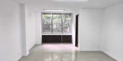 Venta Medellín Oficina Centro, estrato comercial la playa, piso 2, con un área de 35.06 m2, espacio abierto, piso en cerámica, baños comunes de hombres y mujeres, ascensor, portería. Buen transporte público, cerca del parque berrio y estación san antonio del metro.