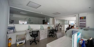 EN VENTA!!  Oficina edificio Alturia, son dos oficinas unidas, total de 95mts2 con parqueadero independiente cada una, cuenta con cocineta, baño, cuarto útil. 