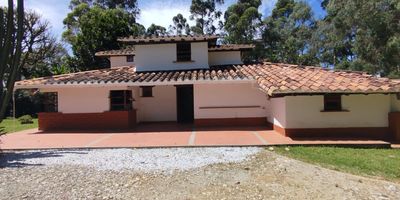 Esta casa campestre cuenta con amplios espacios abiertos que invitan a compartir,  es ideal para familias que deseen tener comodidad y diversidad en el hogar. Se encuentra ubicada en el sector Gualanday, con facilidad de acceso a transporte publico, colegios, Malls comerciales, parroquia san antonino , clinica , supermercados, gimnasios, restaurantes, entidad bancarias, facil acceso a vias principales, a 5 minutos del parque de san antonio de pereira.