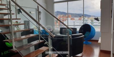 Atos Inmobiliaria vende amplio apartamento dúplex con excelente ubicación en un sector estratégico y tranquilo, cerca de universidades, colegios y centros comerciales. Ubicado sobre la fachada del edificio, cuenta con dos balcones y espacios bien distribuidos. En la primera planta encontrarás sala-comedor, hall de circulación, baño social, cocina, área de ropas y cuarto de servicio con baño. En la segunda, una alcoba principal con clóset y baño con tina, además de dos alcobas, cada una con baño privado y clóset. Incluye parqueadero doble en servidumbre. ¡No pierdas esta gran oportunidad de inversión! Agenda tu cita ahora.