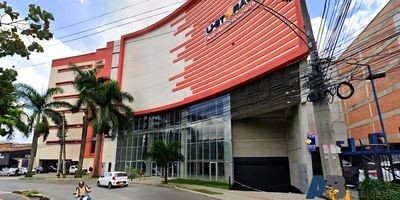 Local de gran formato disponible para arriendo en Medellín con un área de 3000m2 contando aproximadamente con 1000m2 por nivel
23 metros de vitrinaAltura de 11 metrosSótano31 celdas de parqueadero24 celdas motos disponiblesEspacios amoblados para puestos de trabajoMuy buena iluminación LEDRed contra incendios Energía trifásica
Agenda tu cita para conocer el nuevo espacio para tu empresa al Contacto 3015989091