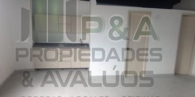 ¡Gran oportunidad! Bodega de 180m2 en segundo piso disponible para su negocio 
Ubicada en Santa María, Itagüí, zona estratégica llena de potencial. A solo minutos de colegios y centros comerciales. 
Posee fácil acceso vial gracias a la cercanía con la avenida principal. Paradero de buses a solo metros que lo comunican de forma rápida y eficiente con el resto de la ciudad. 
Cuenta con espacios amplios y funcionales ideales para todo tipo de emprendimientos: bodega, taller, almacén, etc. Cocina sencilla incluida. 
Iluminación y ventilación natural optimas gracias a su diseño diáfano. Acabados en buen estado, listo para ser productivo de inmediato. 
El valor del Canon es mas IVA