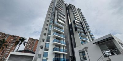 Megapolis Bienes Raíces presenta este apartamento en venta en el sector de Pinares Alto, en sus 52 mts2 encontramos, sala comedor con terraza compartida con la habitación principal, esta cuenta con Vestier y baño, una habitación auxiliar con closet y baño compartido con la zona social, cocina integral, zona de ropas y un parqueadero. El edificio cuenta con piscina, gimnasio, salón social, turco y jacuzzi.
