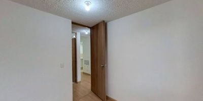 Apartamento en venta de 35 m2, con vista exterior, ubicado en un 2do piso , acceso por ascensor y escaleras. Consta de dos habitaciones, un baño, sala comedor, cocina y zona de lavandería. Tiene piso laminado en habitación, zona social y piso cerámico en baño, zona de ropas y cocina. El conjunto cuenta con salón social y vigilancia privada las 24 horas. Cerca a centro comercial Parque El Ricaurte cerca a almacenes de cadena como Alkosto, Ara y  D1 cerca a colegio Maria Santa Soledad cerca a Universidad Nacional Abierta y a Distancia cerca a Paraderos del SITP Vías de acceso por la Carrera 29 y Calle 6