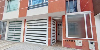 Atos Inmobiliaria vende cómoda y amplia casa en el barrio Las Quintas, cerca de universidades, centros comerciales y colegios. Distribuida en dos niveles, ofrece espacios funcionales y excelentes acabados. En el primer piso encontrarás sala-comedor, cocina integral, garaje, sala de TV, patio de ropas y baño. En el segundo nivel cuenta con cuatro habitaciones y dos baños. Una gran oportunidad para encontrar tu hogar ideal. Contáctanos y agenda tu cita.